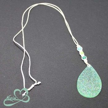 Pendentif en résine avec perles !!