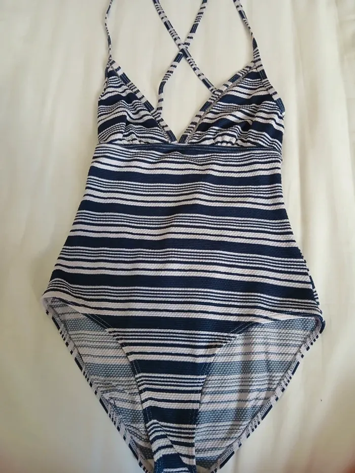 Maillot de bain à rayure bleu et blanc