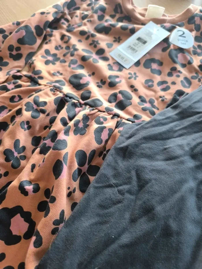 Ensemble robe et legging , neuf , avec étiquette,taille 5 ans , fille - photo numéro 2