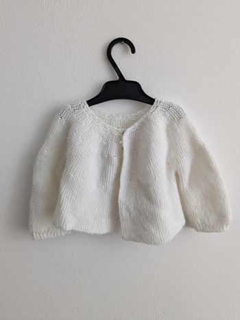 Petite veste faite main en laine fine blanche