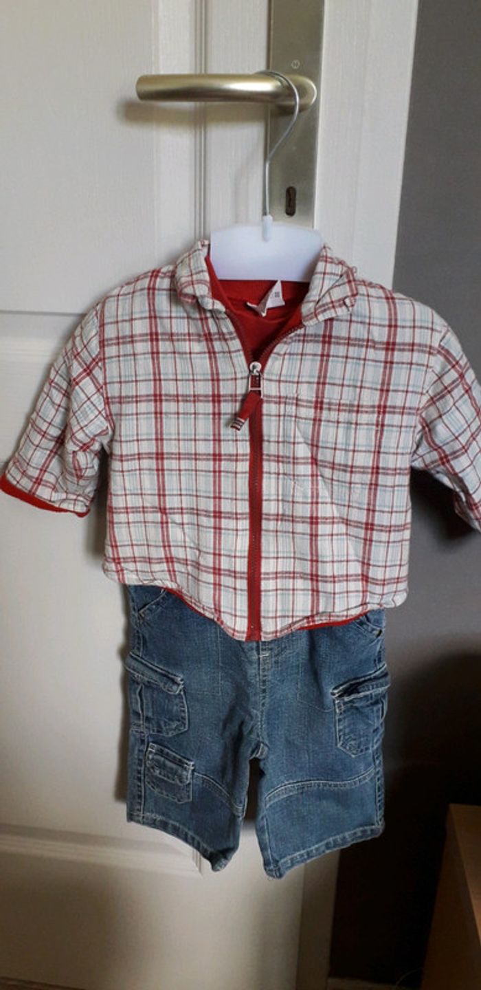 Jeans, tee-shirt rouge et veste à carreaux - photo numéro 3