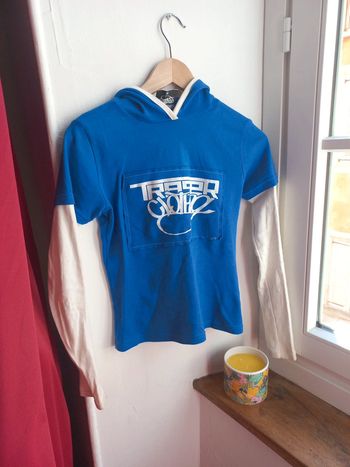 Haut fin a capuche type sport M vintage stylisé bleu blanc créateur Arno Arnaud