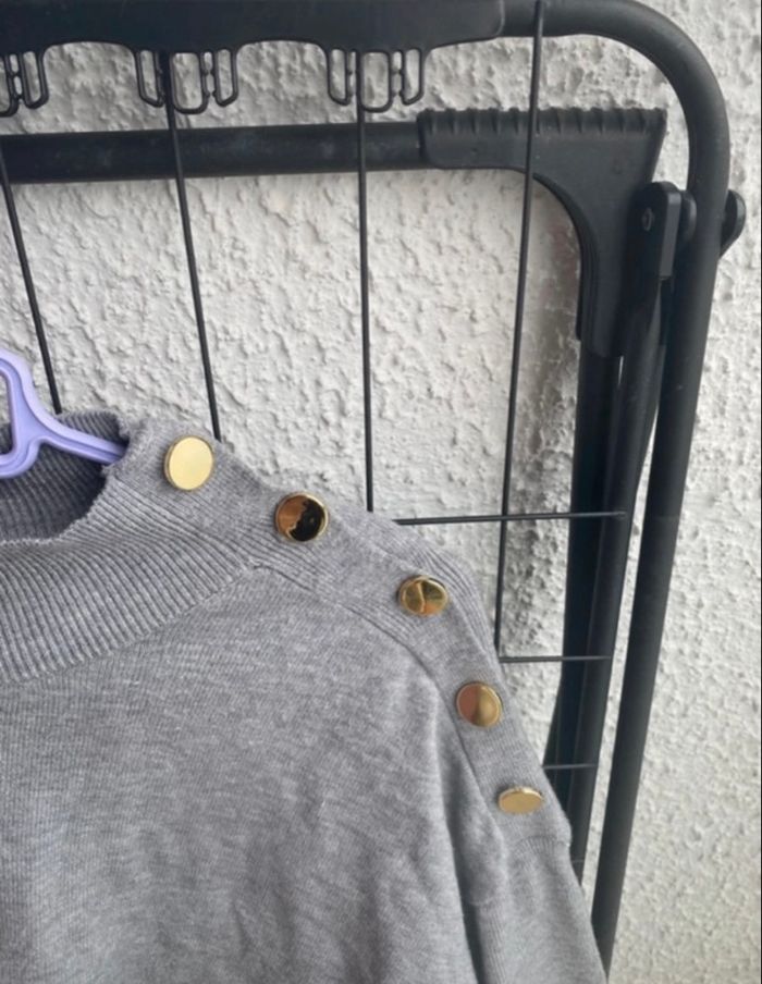 Pull gris boutons dorées - photo numéro 2
