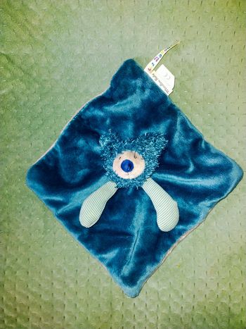 Doudou koala plat bleu et gris, bras en tissu rayé. Etiquette Les Zazous. Moulin roty