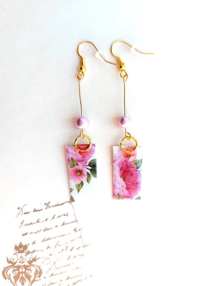 Magnifique paire de boucles d'oreilles pendantes rose floral