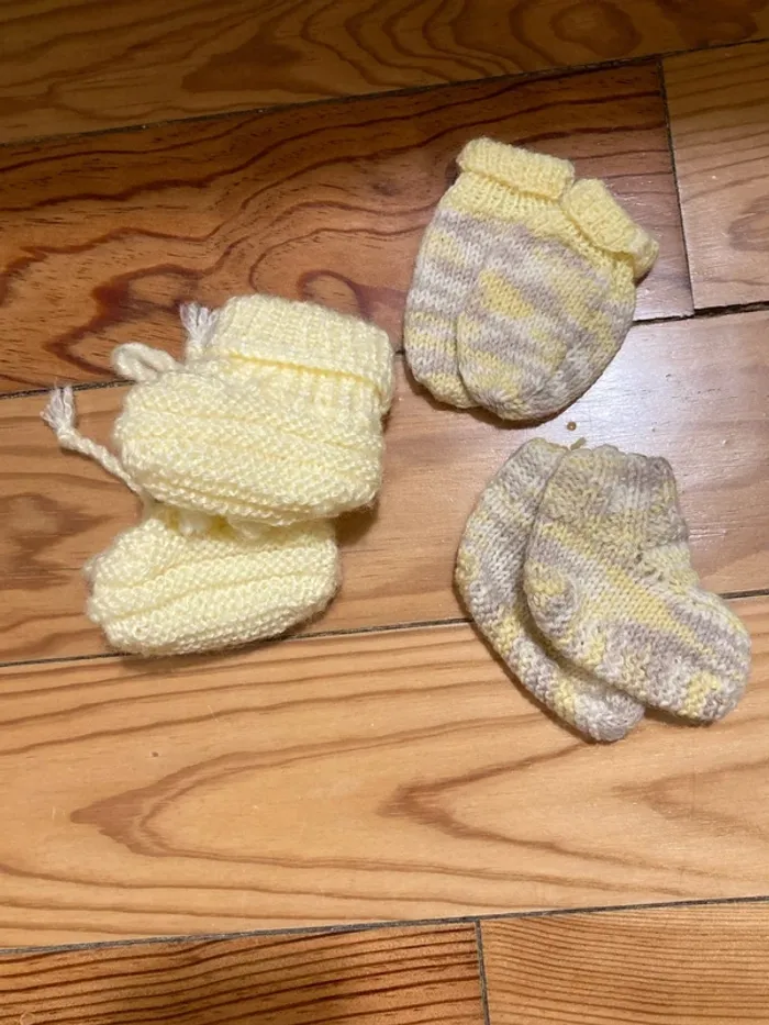 Petits chaussons jaunes et moufles de naissance - photo numéro 2
