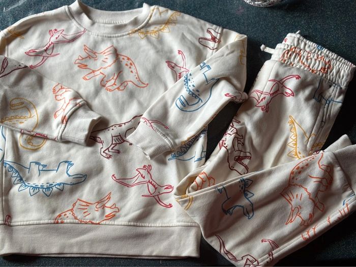 Ensemble jogging+sweat polaire t 6-7 ans 122cm