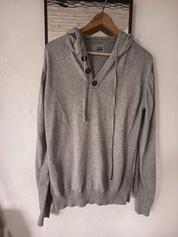 Pull à capuche manches longues et gris clair