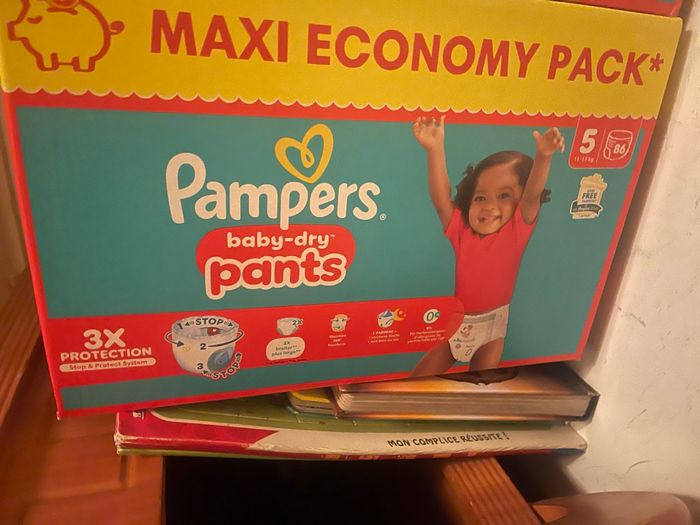 carton de couche Pampers culotte  taille 5 neuf - photo numéro 2