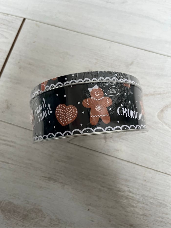 Boîte à biscuits et 8 emportes pièce - photo numéro 4