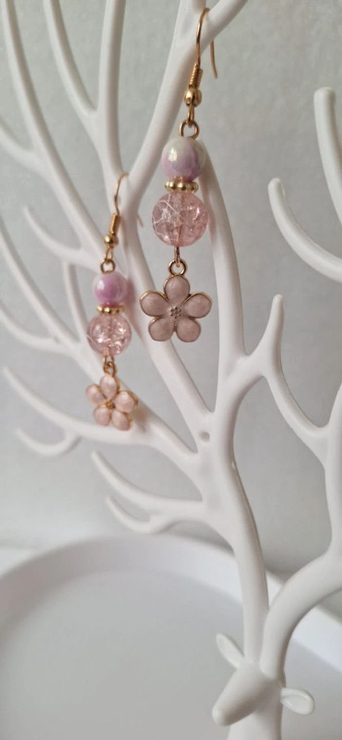 Boucle d'oreille fleur rose