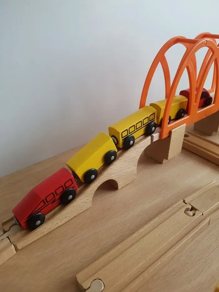 Train en bois Brio, pont orange ikea et rails - photo numéro 7
