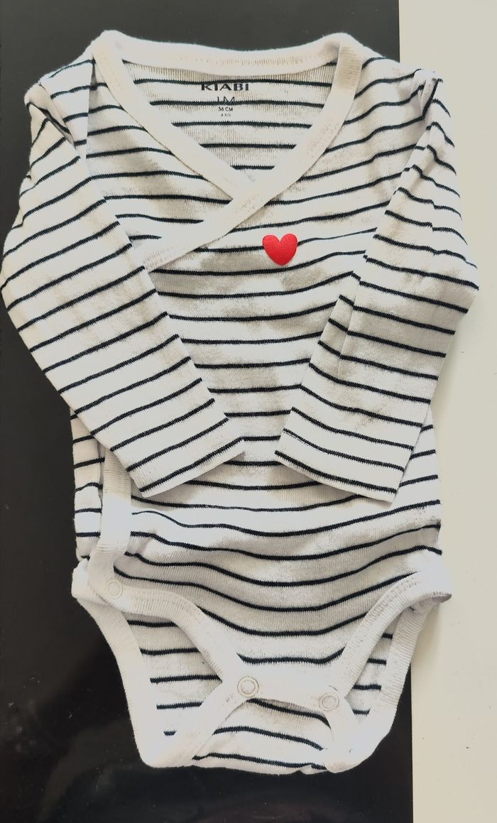 3 bodies taille 1 mois - photo numéro 1