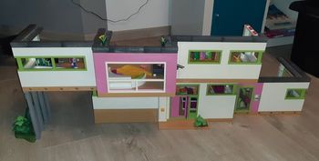 Maison moderne Playmobil avec son studio et sa piscine