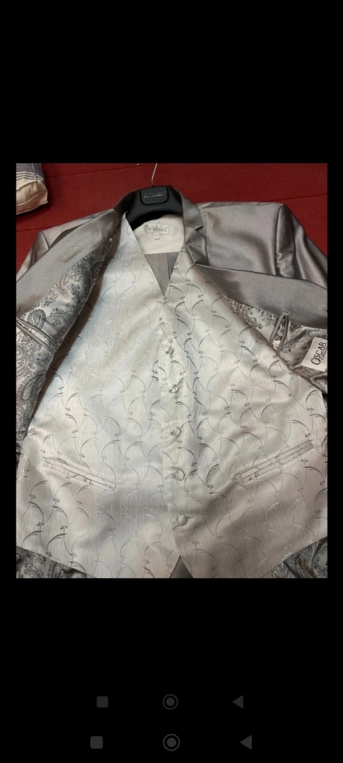 Beau costume de la marque Oscar couleur argent. - photo numéro 2
