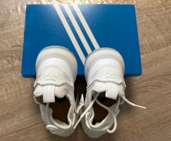 Chaussures Adidas femme.