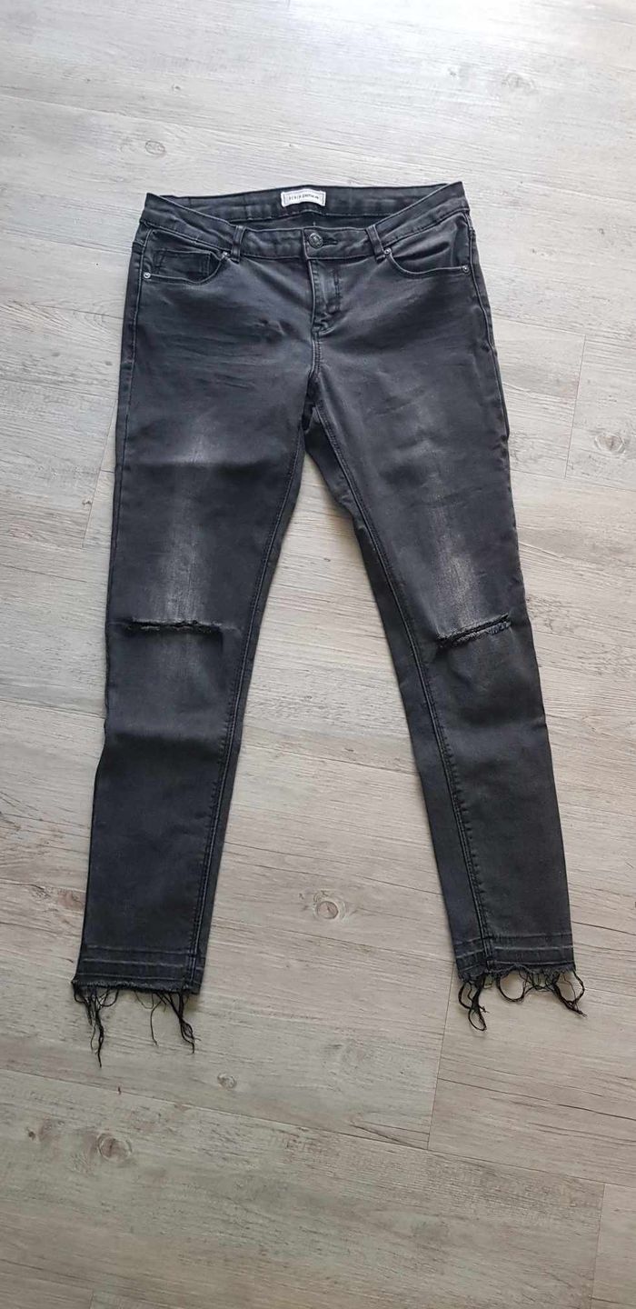 Jean noir à trou