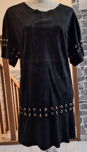 Robe noire en cuir de chèvre avec des oeillets dorés