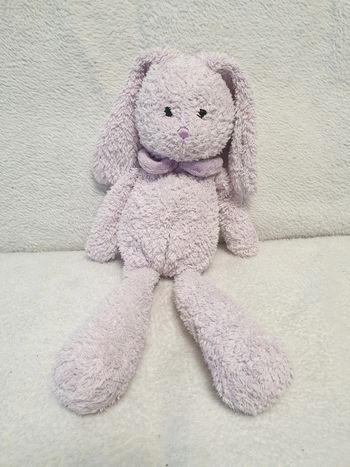 Lapin violet en peluche