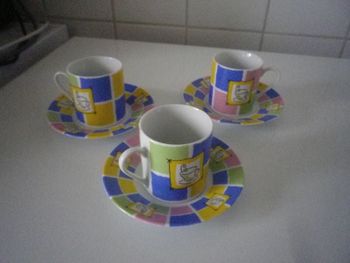 LOT DE TASSES ET LEURS SOUCOUPES