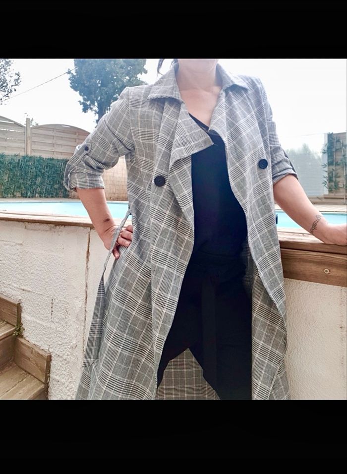 Veste longue Belcci mi-saison non doublée longue ceinturée Prince de Galles Boutonnage fictif Effet peignoir longue et très féminine Carreaux blanc gris noir et très discret rose Étiquetée taille M/L - photo numéro 2