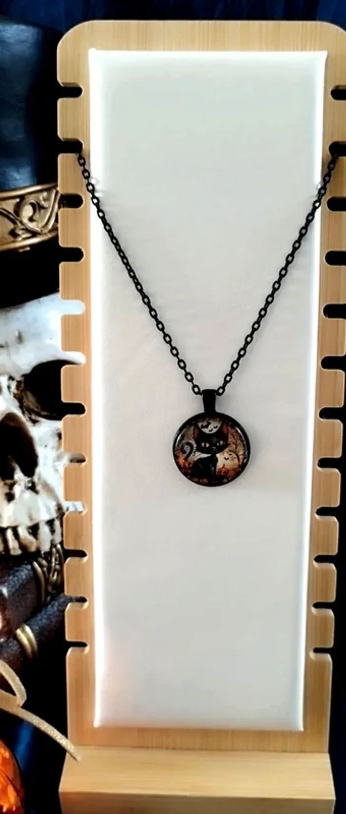 Collier avec pendentif rond chat noir - photo numéro 2