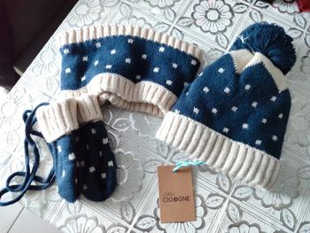 Joli ensemble bonnet, moufles et tour de cou