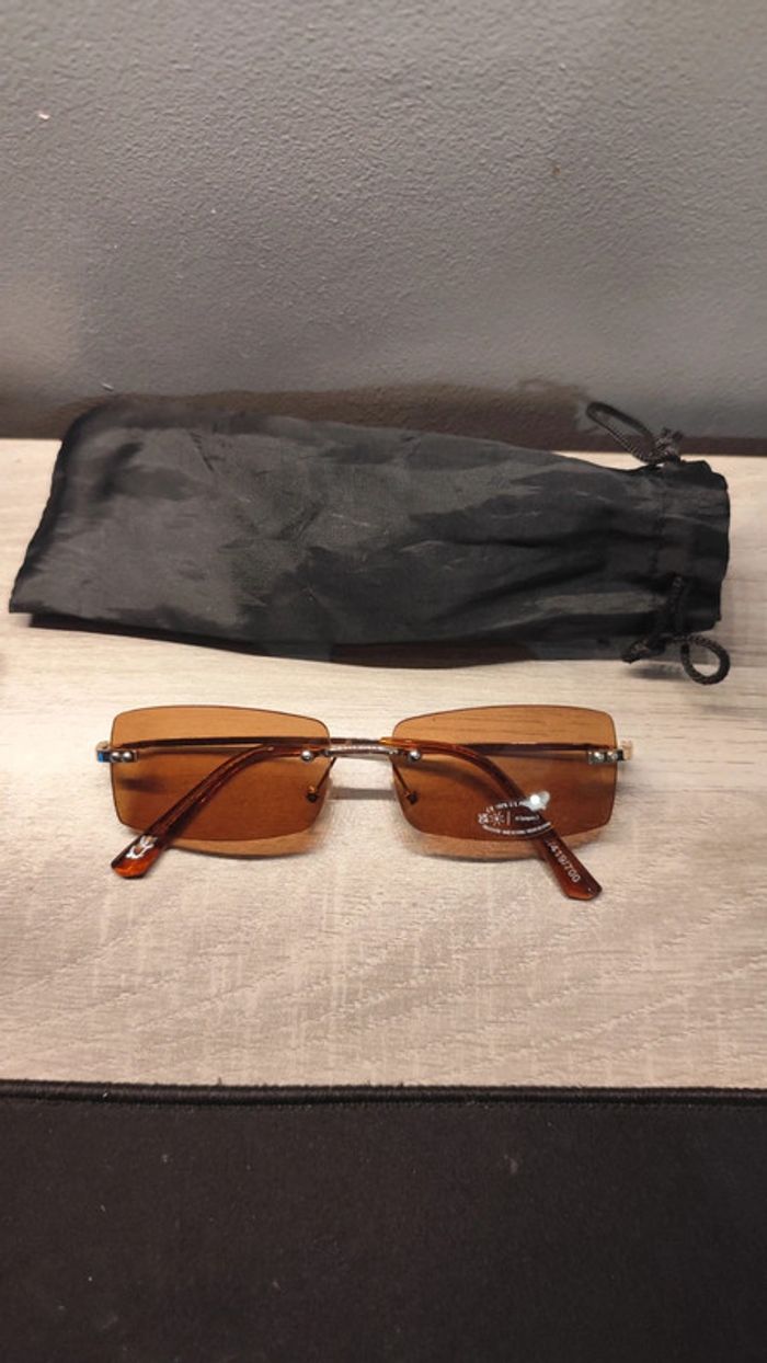 Lot lunettes soleil Bershka + étui en tissu - photo numéro 5