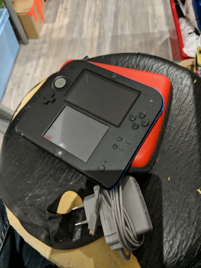 Nintendo 2Ds Bleu et Noir HS + housse et chargeur - photo numéro 3