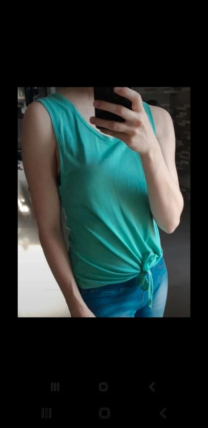 Top vert avec nœud à nouer
La City taille 36