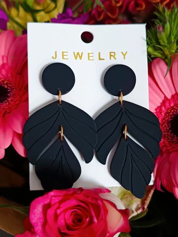 Boucles d'oreilles feuilles noires