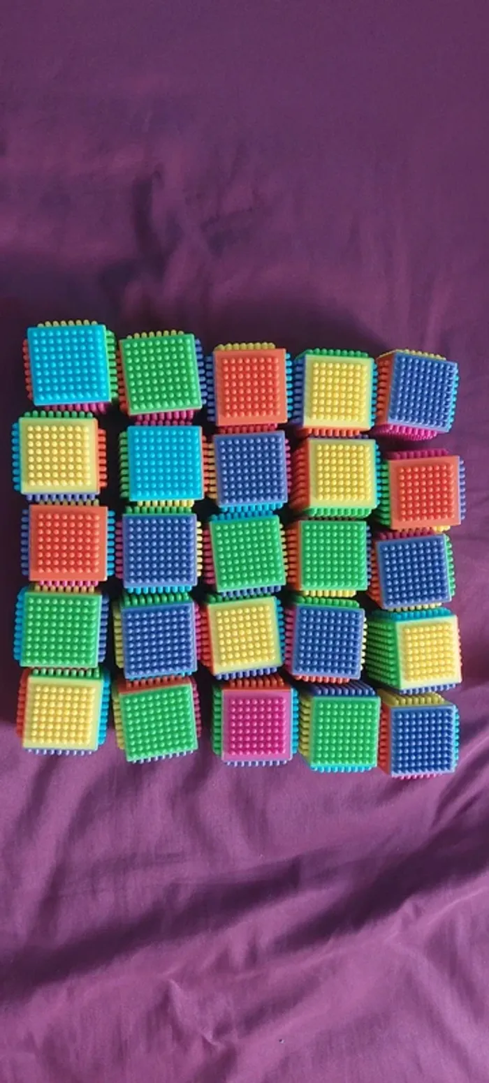 Lot de 25 cubes clippos