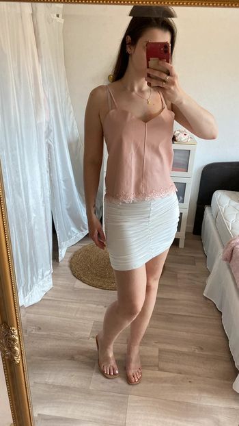 Top en similicuir rose à dentelle