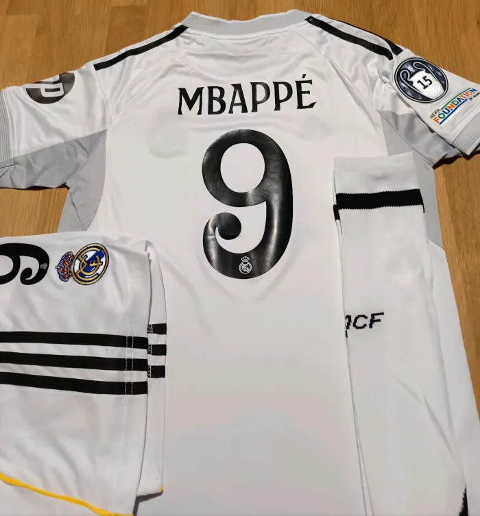 MAILLOT FOOTBALL ENFANT RÉAL MADRID taille 14 ans blanc Home (-2026-) série