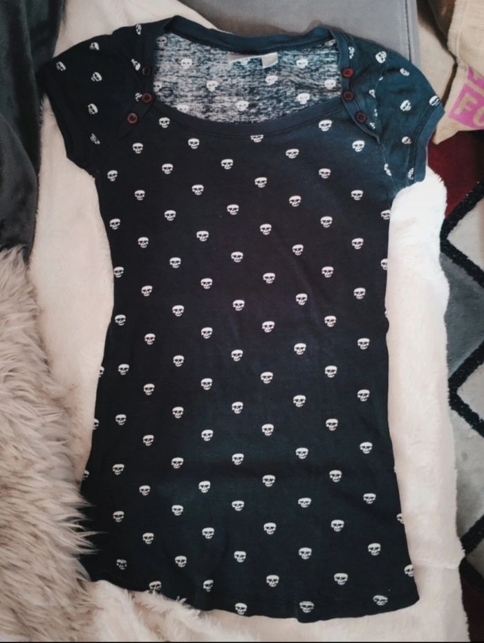 Tee-shirt motifs têtes de mort "Kiabi" en très bon état