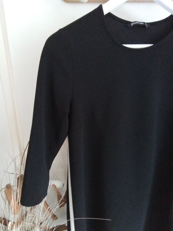 Robe noire avec bandes blanches Stradivarius taille 36/38 - photo numéro 3