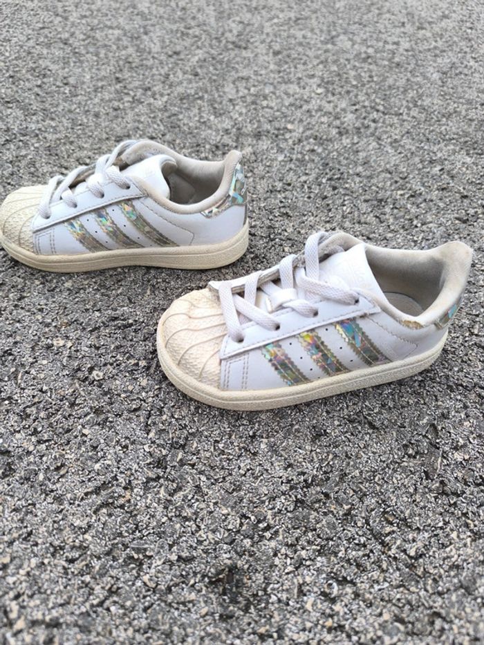 Basket adidas enfant taille 22 en bon état