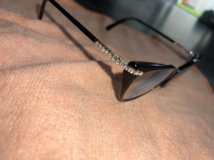 Lunette manque 1 strass . - photo numéro 3