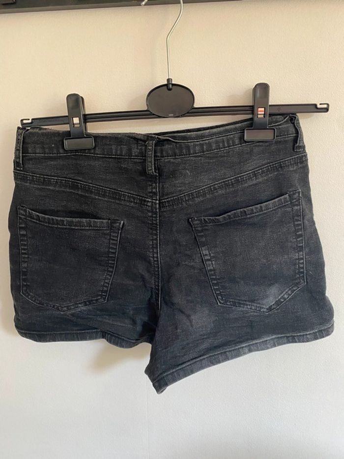 Petit short en jean noir • Forever 21 • Taille 42 - photo numéro 4