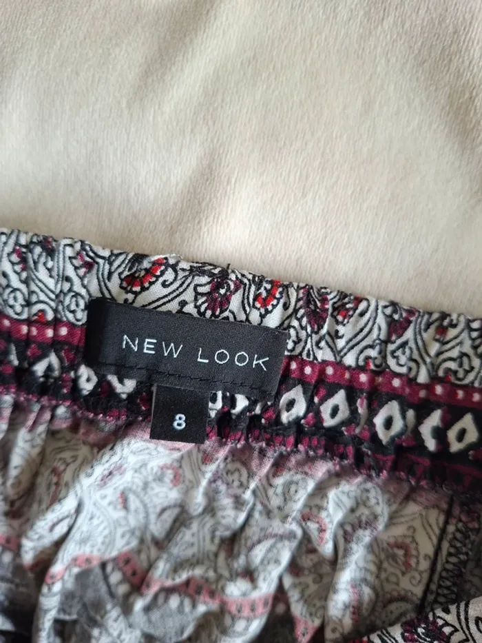 jupe fluide à motif, blanc, noir rouge, taille 36, marque New Look, en très bon état - photo numéro 2