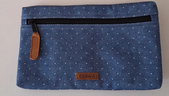 Pochette Cabaïa zippée bleu ciel à pois blancs