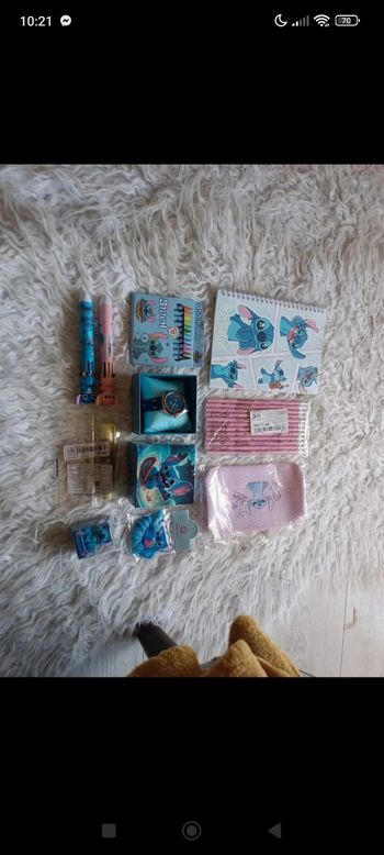 Lot fourniture scolaire neuf stitch 

Comprend un petit cahier , des crayons de papiers , une trousse , une gomme , un taille crayon , une montre , des crayons de couleurs  , deux stylos de 10 couleurs ( et en cadeau un noeud ☺️)
