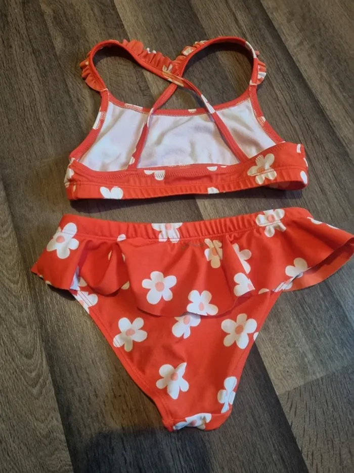 Maillot de bain / de piscine 2 pièces orange corail à pâquerettes. Fille. Taille 8 ans. Nabaiji. TBE - photo numéro 2