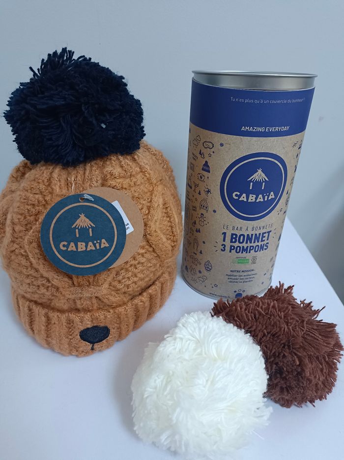 Bonnet enfant cabaïa de 1 à 4 ans couleur camel 
1 bonnet 3 pompons 
neuf avec étiquette envoi rapide