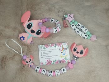 1 Attache tétine + Hochet + 1 porte clés 3 branches liées