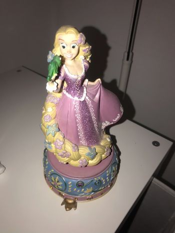 Figurine musicale princesse DisneyLand Paris  Raiponce .