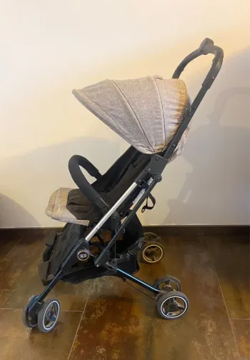 Poussette compacte.