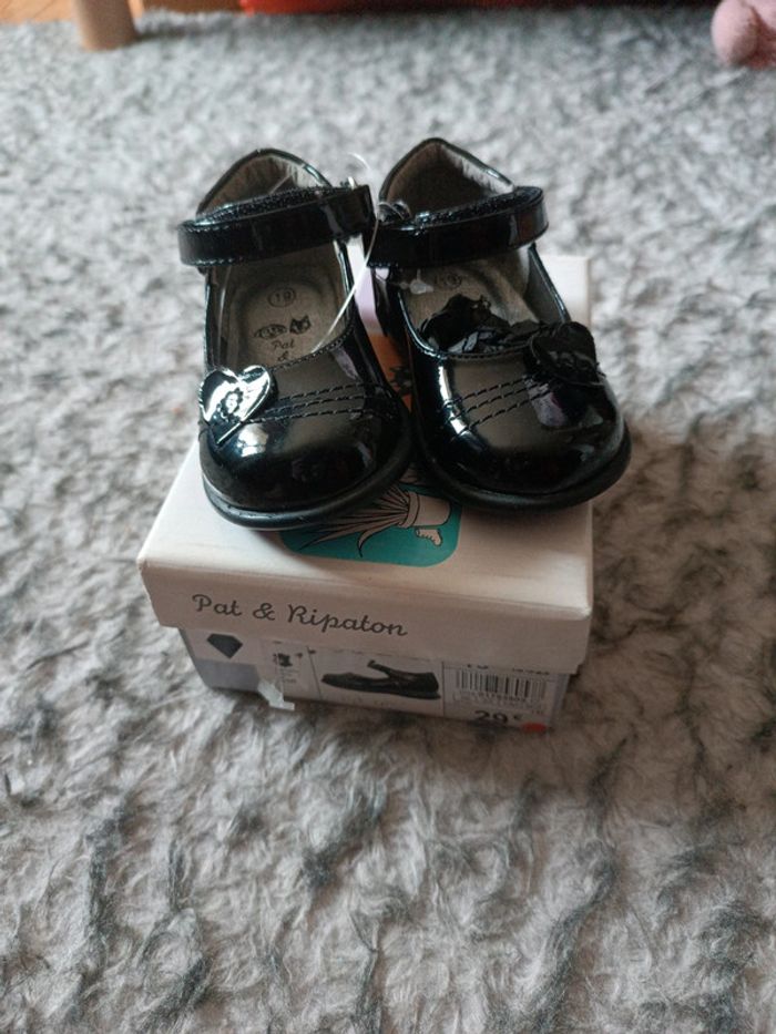 Chaussure pat et ripaton neuve avec étiquette fille 19 soulier vernie