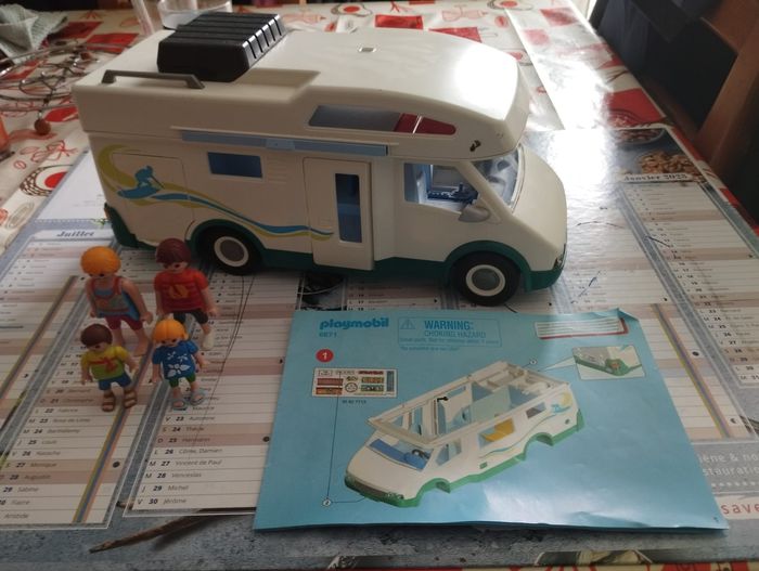 Playmobil Summer Fun Famille avec Camping-Car 6671