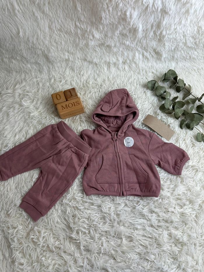 Ensemble gilet zippé et pantalon Kiabi taille 1 mois